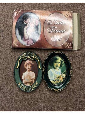 Vintage-Style Oval Photo Frame Set Box Green Gold Accents Classic Victorian Art